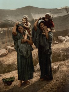 Bédouins et enfants devant une tente, Terre Sainte - Detroit Photographic Co.