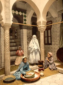 Femmes maures préparant du couscous dans une cour, Alger, Algérie, c.1899 - Detroit Photographic Co.