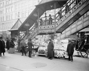 Un kiosque à journaux typique sur le trottoir à New York, vers 1903 (photo n/b) - Detroit Publishing Co.