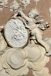 Anges tenant un médaillon