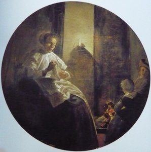 Une femme cousant à la lueur d