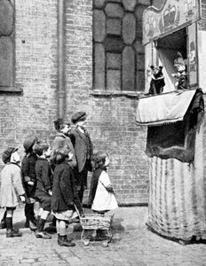 Enfants regardant un spectacle de Punch et Judy dans une rue de Londres, 1936