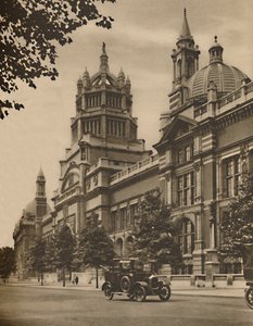 Façade du Victoria and Albert Museum sur Cromwell Road, vers 1935 - Donald McLeish