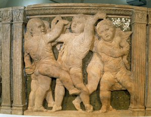 Pergamo del Duomo : anges musiciens. Bas-relief en marbre pour la chaire extérieure de la Cathédrale de Prato, Italie. Sculpture réalisée par Donato di Niccolo Donatello
