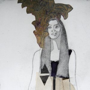 Femme aux feuilles dorées - Doris Schmitz