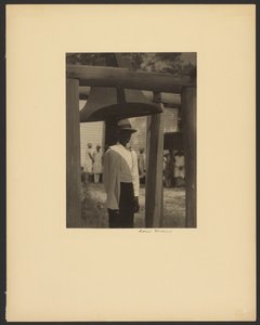 [Homme noir debout sous une cloche] - Doris Ulmann