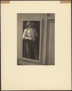 [Homme au chapeau de paille debout dans l