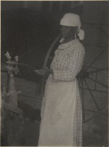 Femme à la roue à filer - Doris Ulmann