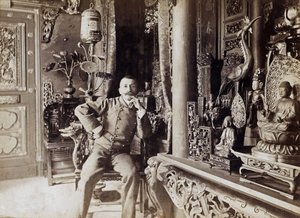 Pierre Loti (1850-1923) écrivain français, chez lui à Rochefort, photo de Paul Cardon alias Dornac, vers 1892 - Dornac