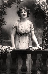 Nina Sevening, actrice, années 1900 - Dover Street Studios