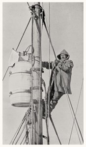 Commandant Frank Wild au mât, pendant l