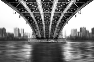 Sous le pont urbain