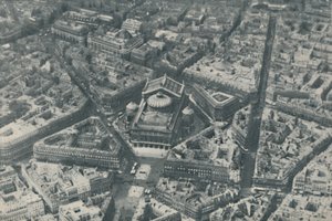 Caractéristique architecturale centrale de Paris améliorée par la prévoyance dans la conception des rues, vers 1935