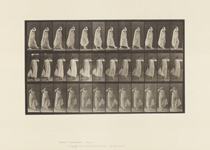 Planche 37. Marche, main gauche tenant une robe, main droite au visage - Eadweard Muybridge