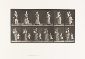 Planche 52. Marchant en portant un enfant, se retournant; un autre enfant tenant la robe - Eadweard Muybridge