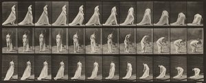 Planche n° 56. Marcher, se tourner et se baisser pour ramasser une traîne - Eadweard Muybridge