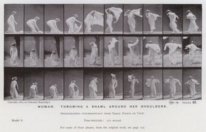 La figure humaine en mouvement : Femme, jetant un châle sur ses épaules - Eadweard Muybridge