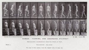 La figure humaine en mouvement : Femme, tournant et montant un escalier (photo n/b) - Eadweard Muybridge