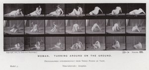 La figure humaine en mouvement : Femme, tournant sur le sol (photo n/b) - Eadweard Muybridge