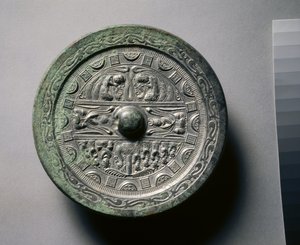 Miroir avec des divinités et des rois en trois sections entourées d
