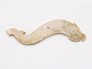 Pendentif en forme de dragon, Ve-IVe siècle av. J.-C. - Eastern Zhou Dynasty Chinese School