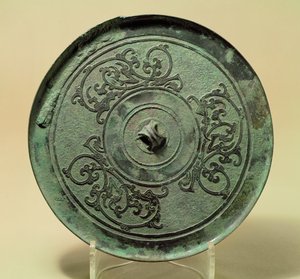 Miroir avec dragons entrelacés, Dynastie Zhou orientale, période des Royaumes combattants, 475-221 av. J.-C.