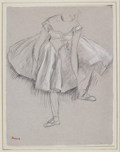 Danseuse rajustant son chausson