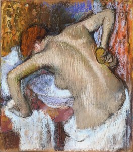 Femme se lavant le dos