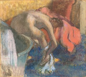 Après le bain, femme séchant sa jambe