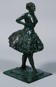 Danseuse en tenue décontractée, les mains sur les hanches, la jambe droite en avant, moulée c.1919-21 - Edgar Degas