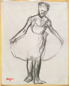 Danseuse debout tenant un tutu