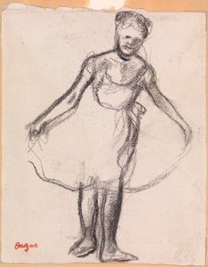 Danseuse debout tenant une jupe tutu