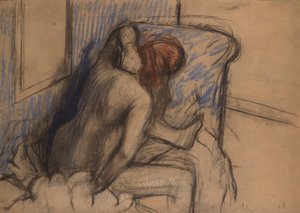 Femme séchant ses cheveux