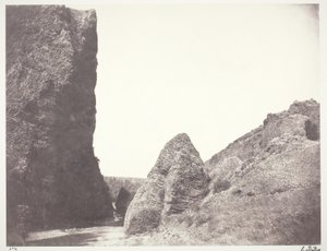 Ruisseau coulant entre une falaise et des rochers - Edouard Denis Baldus