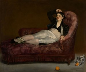 Jeune femme allongée en costume espagnol