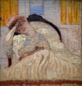 Misia assise dans un fauteuil