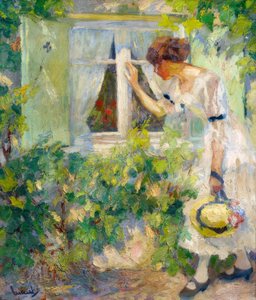 Jeune femme regardant par une fenêtre