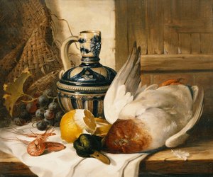 Un colvert, une cruche, un citron pelé, des raisins et des crevettes sur une corniche drapée - Edward Ladell