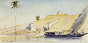 Grande felouque égyptienne sur le Nil (Égypte), devant les rives escarpées, avec un palmier et deux marabouts blancs, accentuant l