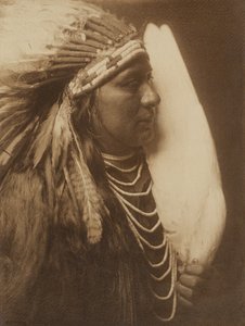 [Trois plumes - Un Amérindien Nez Perce]. - Edward S. Curtis
