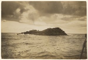 [Sur les îlots rocheux et battus par les vagues, mon canoë m