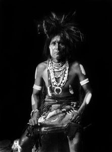Indien Hopi, portant un Naja autour du cou, photo par Edward S. Curtis, c. 1921 - Edward Sheriff Curtis