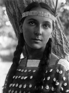 Lucille, femme Dakota, vers 1908, photo Edward S. Curtis - Edward Sheriff Curtis