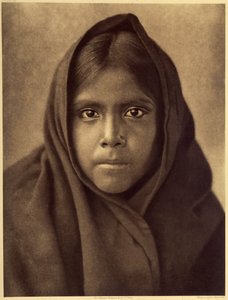 Jeune fille Qahatika. Ces Indiens du désert vivent à environ 60 kilomètres de la réserve des Pimas (Arizona). Photo tirée du volume 2 de l