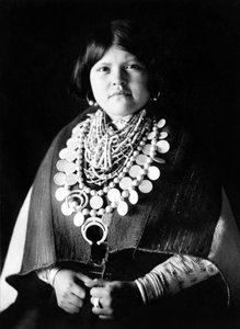Jeune femme indienne portant des ornements Zuni, vers 1903, photo Edward S. Curtis - Edward Sheriff Curtis