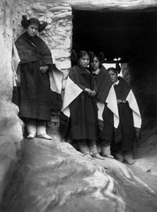 Jeunes indiens Hopi au village de Walpi (Arizona)