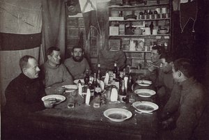 Les Hommes, dîner du jour de Midwinter, Expédition Antarctique Britannique, Cape Evans, 22 juin 1912 - Edward W. Nelson