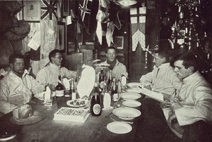 Les Officiers, dîner du jour de Midwinter, expédition antarctique britannique, Cape Evans, 22 juin 1912 (photo n/b) - Edward W. Nelson