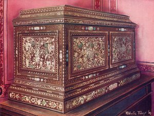 Coffret à bijoux incrusté en bois de noyer. Façade, côtés et dessus à panneaux