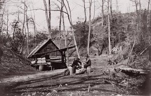 [Une gare sur la rivière James établie pour extraire de la poudre à canon des confédérés...] - Egbert Guy Fowx.